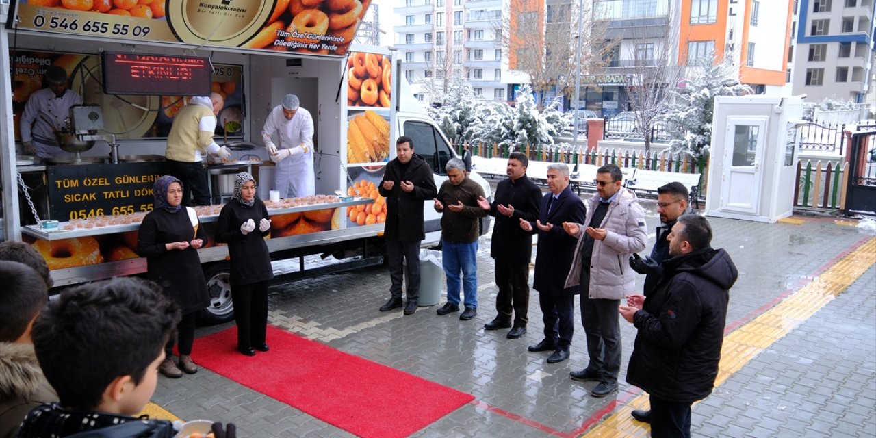 Konya'da lokma tatlısı dağıtıldı