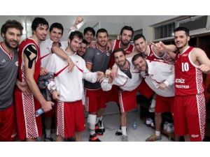 Gediz Üniversitesi Basketbolda Üst Ligi Garantiledi