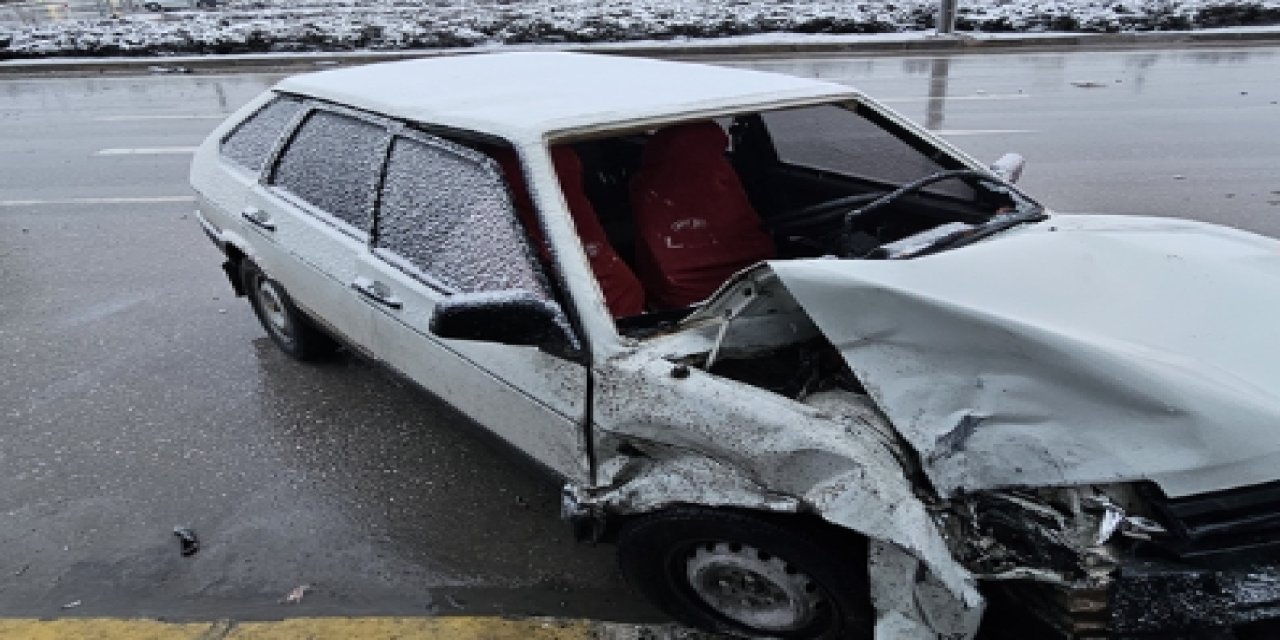 Aksaray'da hafif ticari araçla otomobilin karıştığı kazada 2 kişi öldü, 7 kişi yaralandı