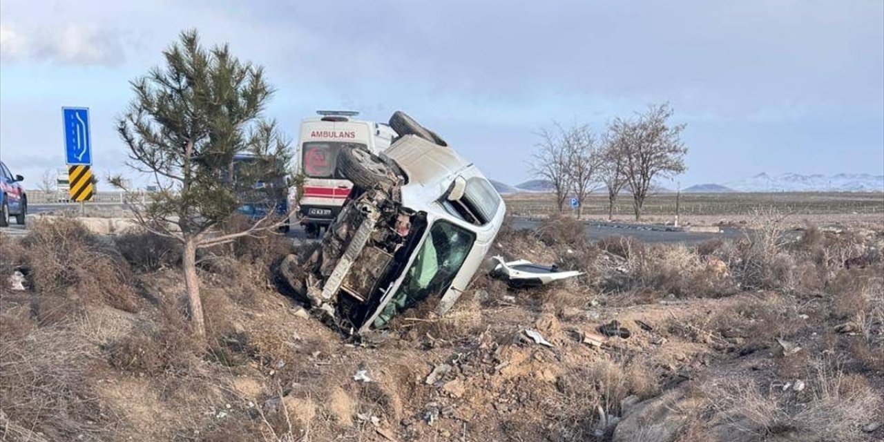 Konya Ereğli'de otomobil şarampole devrildi: 5 kişi yaralandı
