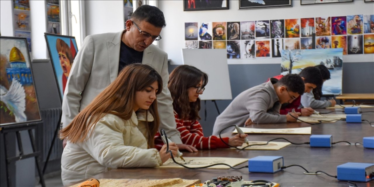 Ahşabı yakarak sanata dönüştürüyorlar