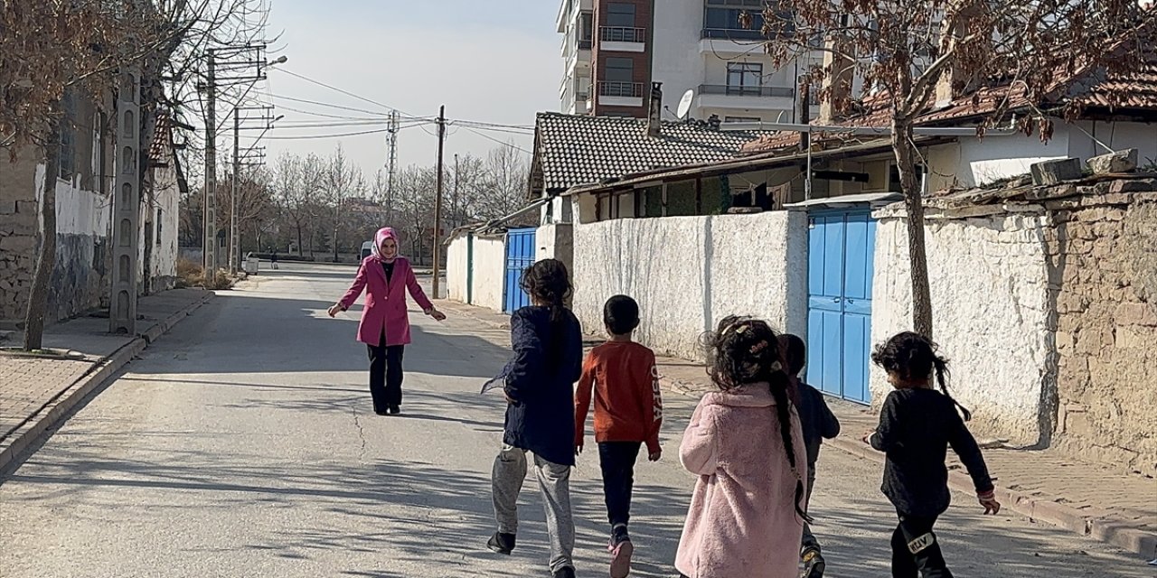 Koruyucu aile yanında büyüyen Aslı, yaptıklarıyla çocukların yüreklerine dokunuyor