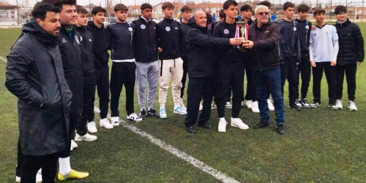 Şampiyon Meram Karakartallar kupasını aldı