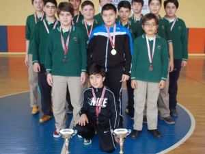 Özel Ergin'in Sırtı Minderde Yere Gelmiyor