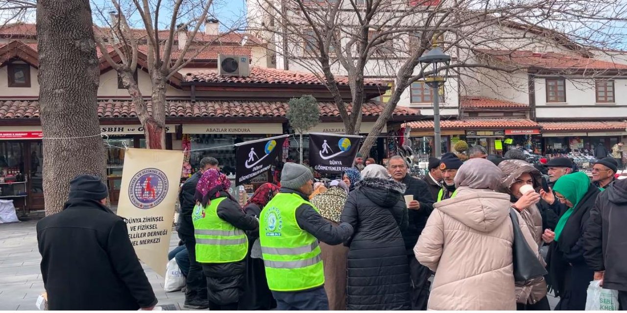 Görme engellilerden sıcak çorba ikramı