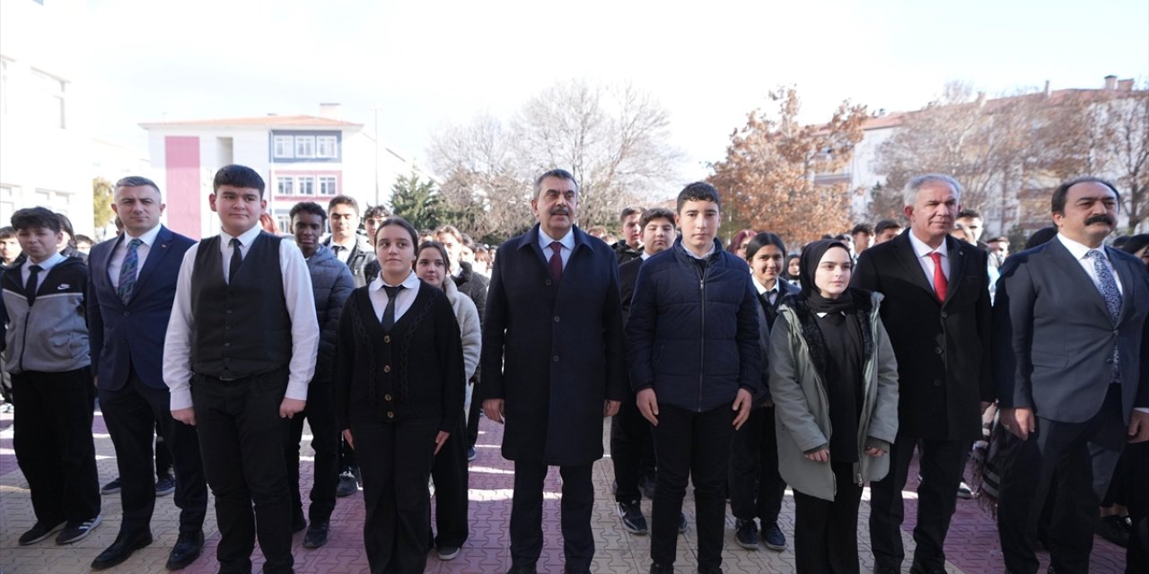 Milli Eğitim Bakanı Tekin, Aksaray'da lisedeki bayrak törenine katıldı