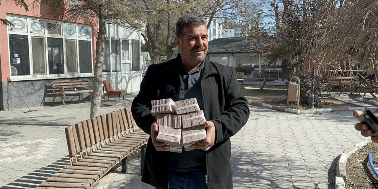 Yanlışlıkla hesabına yatırılan parayı sahibine teslim etti