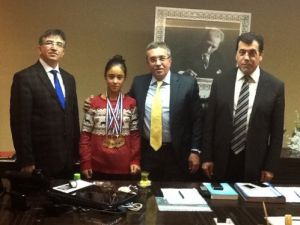 Öğrenciler, Sevinçlerini Başkan Çetin İle Paylaştı