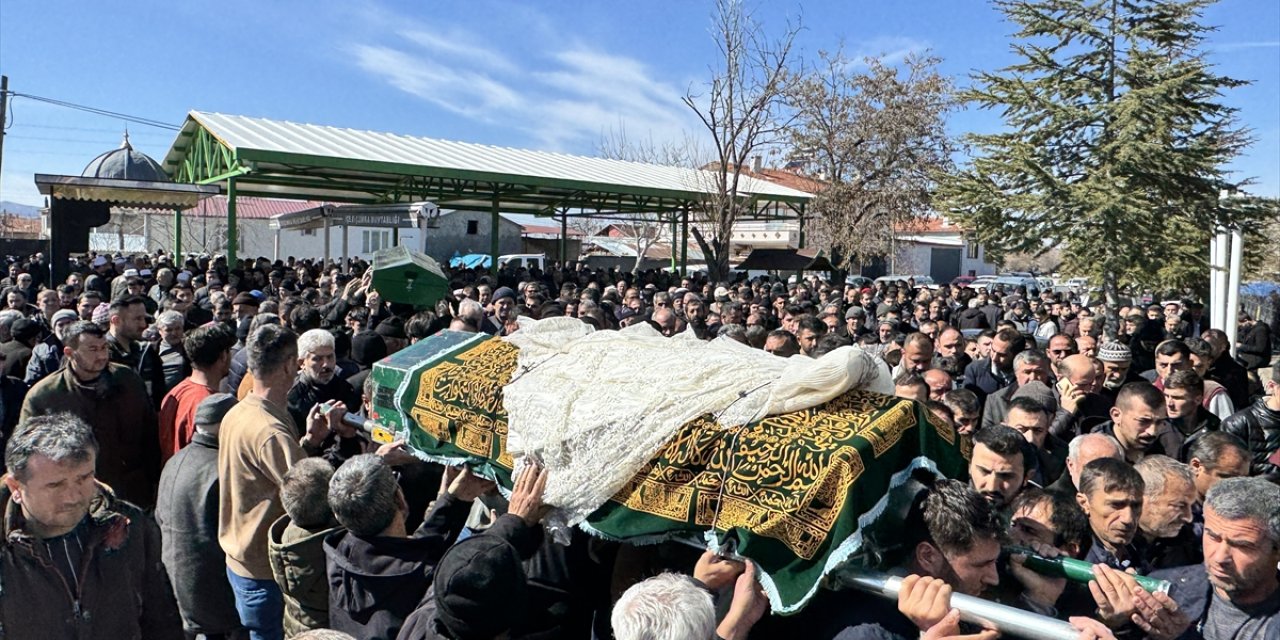 Konya'da araçta çıkan yangında ölen bebek ve teyzesinin cenazesi toprağa verildi