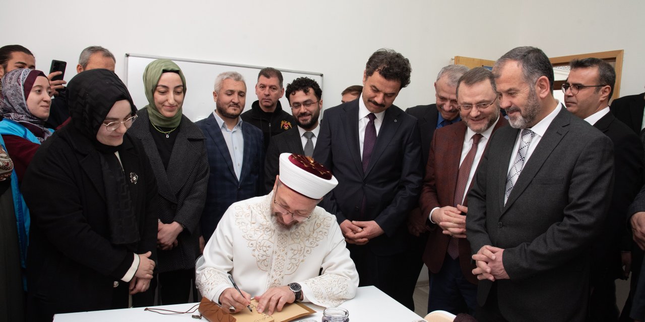 Diyanet İşleri Başkanı Erbaş, Konya'da öğrencilerle buluştu