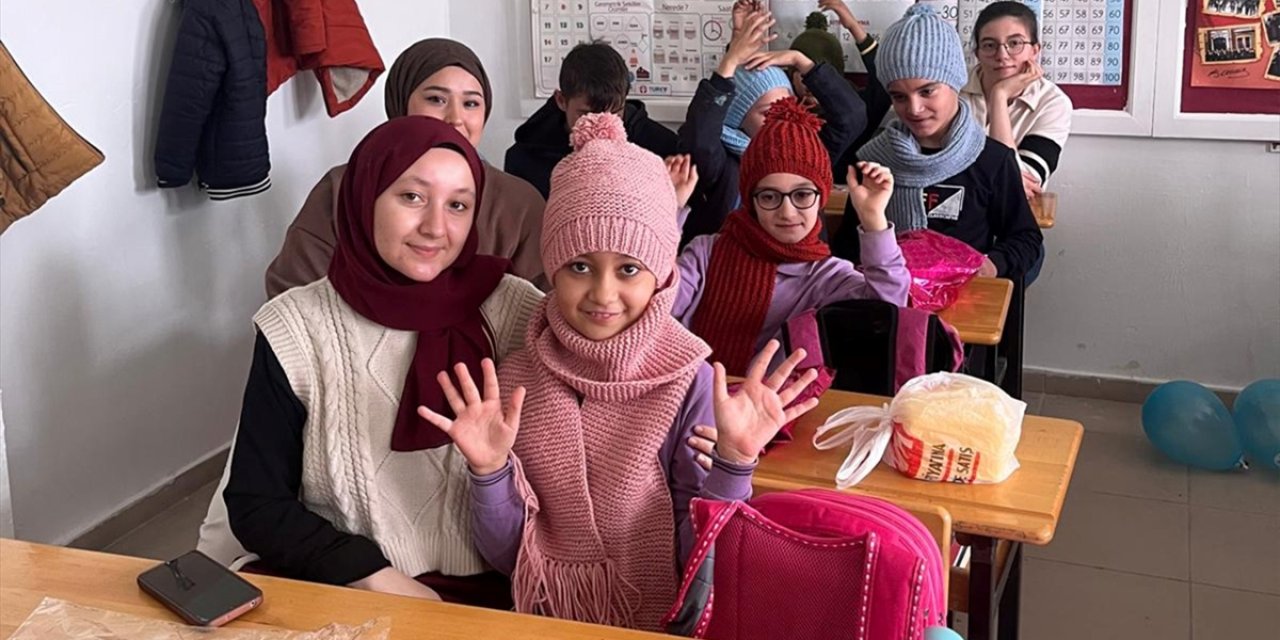 Üniversite öğrencileri ilkokul öğrencilerine atkı ve bere ördü