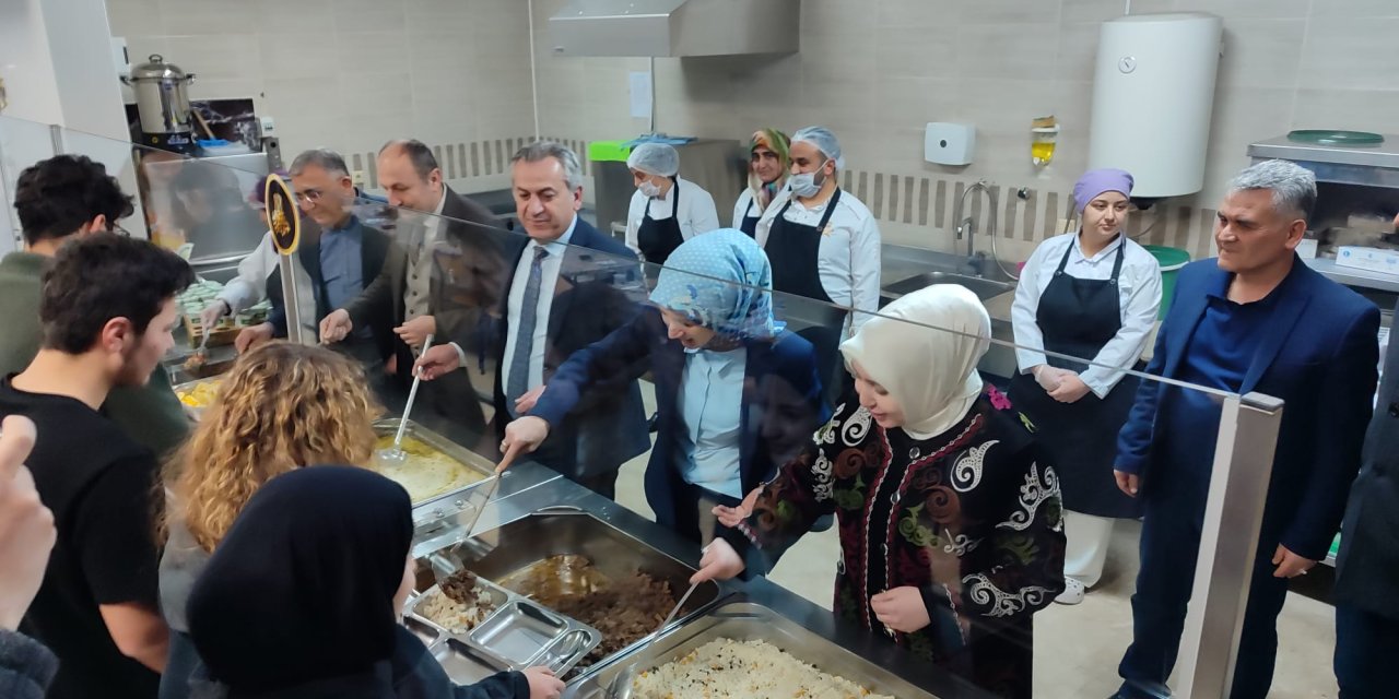 Lise pansiyonundaki öğrencilerle oruç açtılar