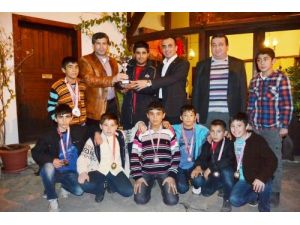 Başarılı Güreşçilere Kutlama