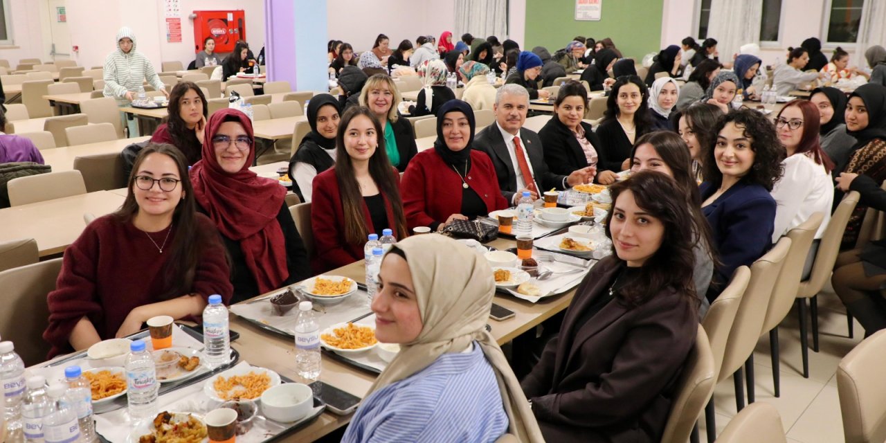 Öğrencilerle sıraya girip birlikte iftar yaptı