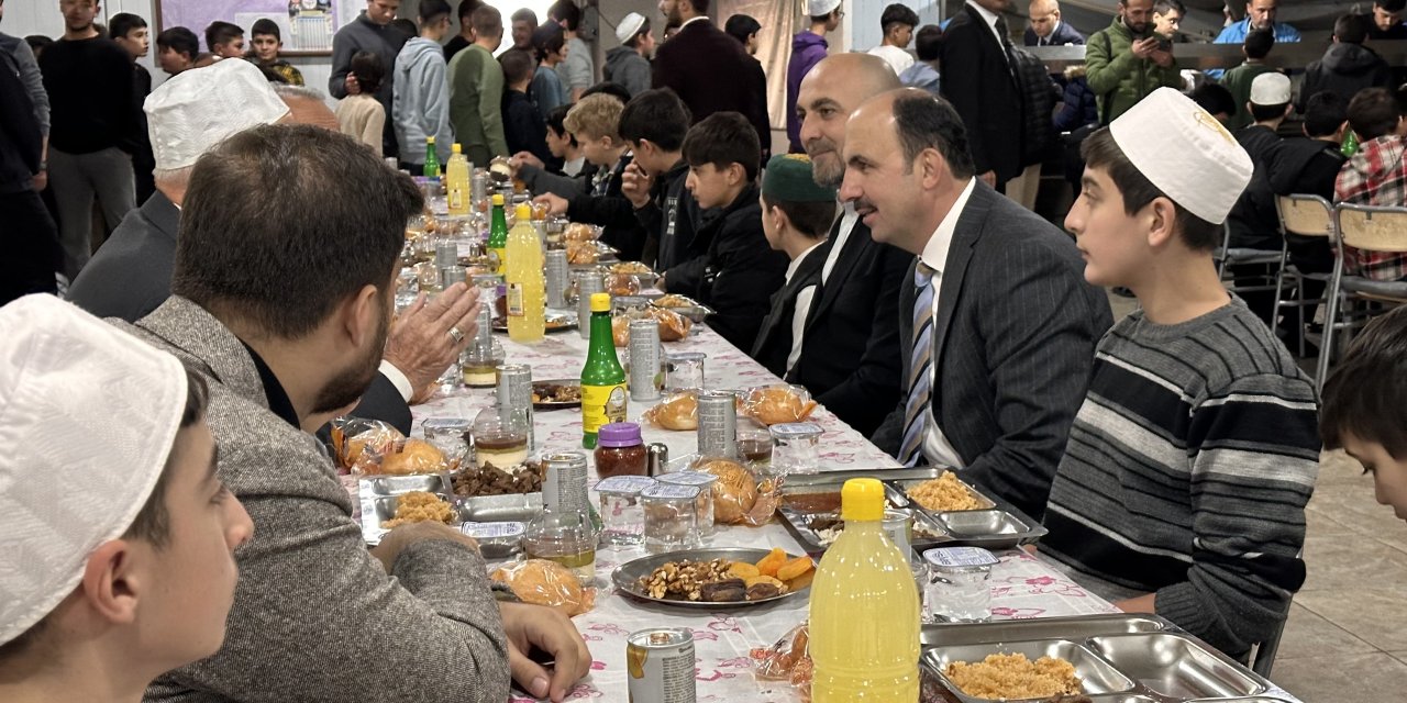 Altay, Çumralılarla birlikte oruç açtı
