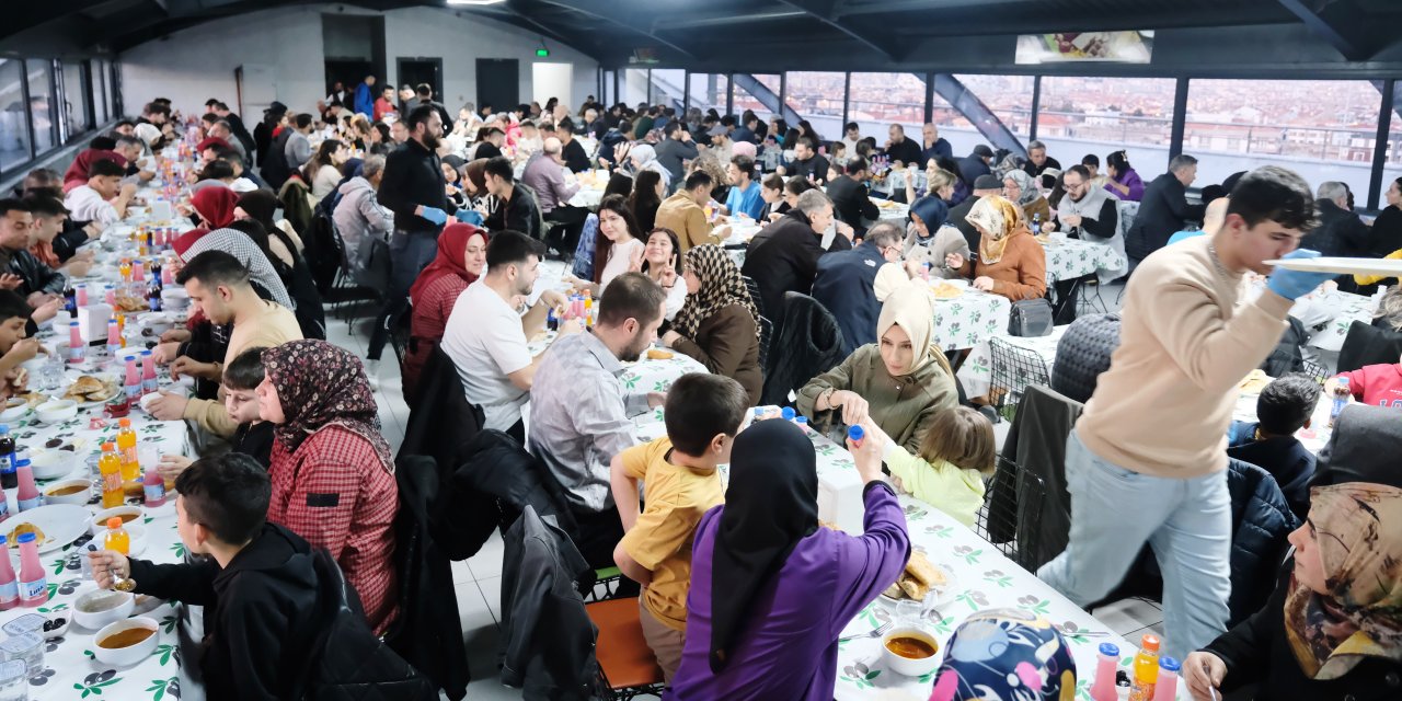 Yöntem ailesi iftarda bir araya geldi