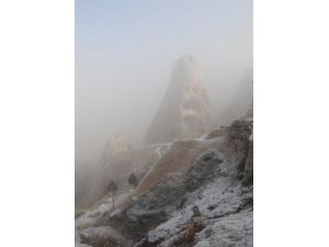 Sis Perdesi Ve Kırağı İle Kaplanan Peribacaları Bir Başka Güzel