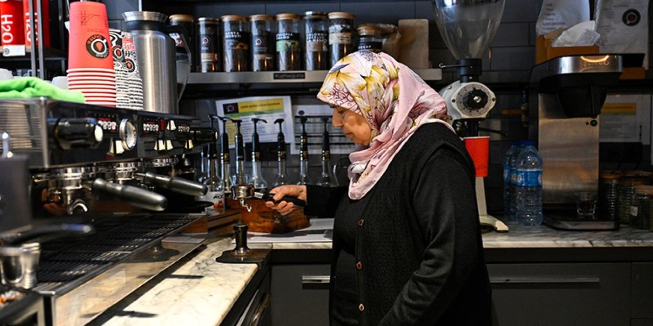 Yeni nesil kahve ondan sorulur! 70 yaşında baristalık yapıyor
