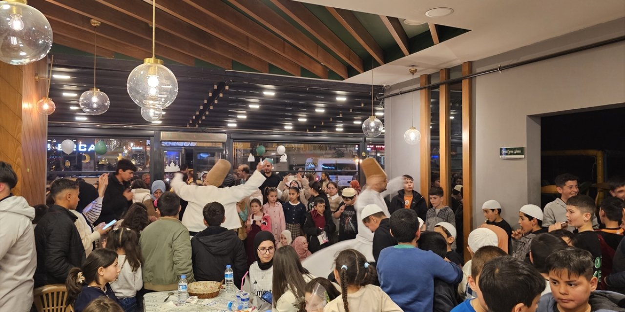 Oruç tutan çocuklar iftarda bir araya geldi