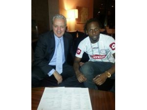 Çaykur Rizespor, Martin Mutumba İle 2,5 Yıllık Sözleşme İmzaladı