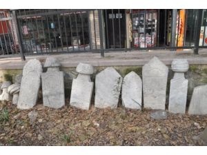 Cami Bahçesindeki Kırık Tarihî Mezar Taşları Vatandaşın Tepkisini Çekiyor