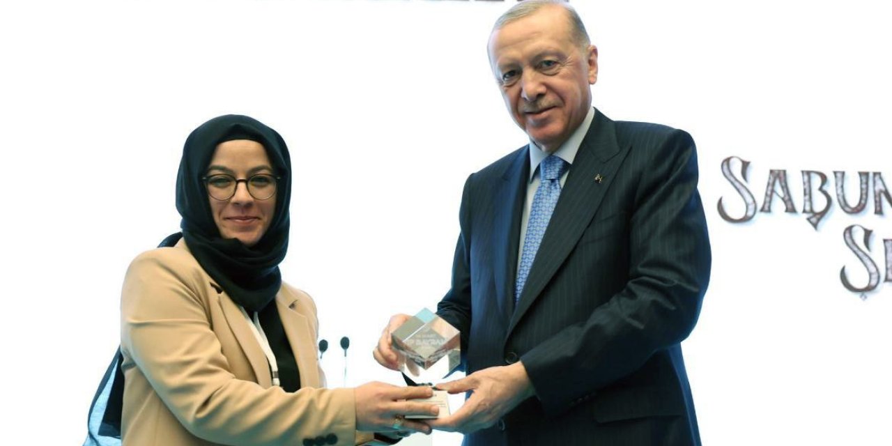 Göçer plaketini Cumhurbaşkanı Erdoğan'ın elinden aldı