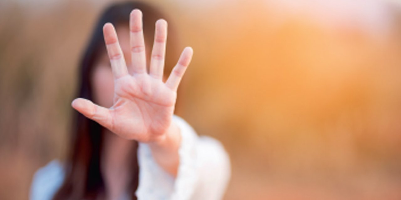 Annesini öldüren zanlıyı sert cisimle yaraladı