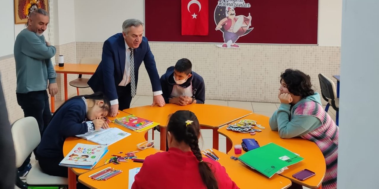 Yiğit, okullardaki çalışmalarla ilgili bilgiler aldı