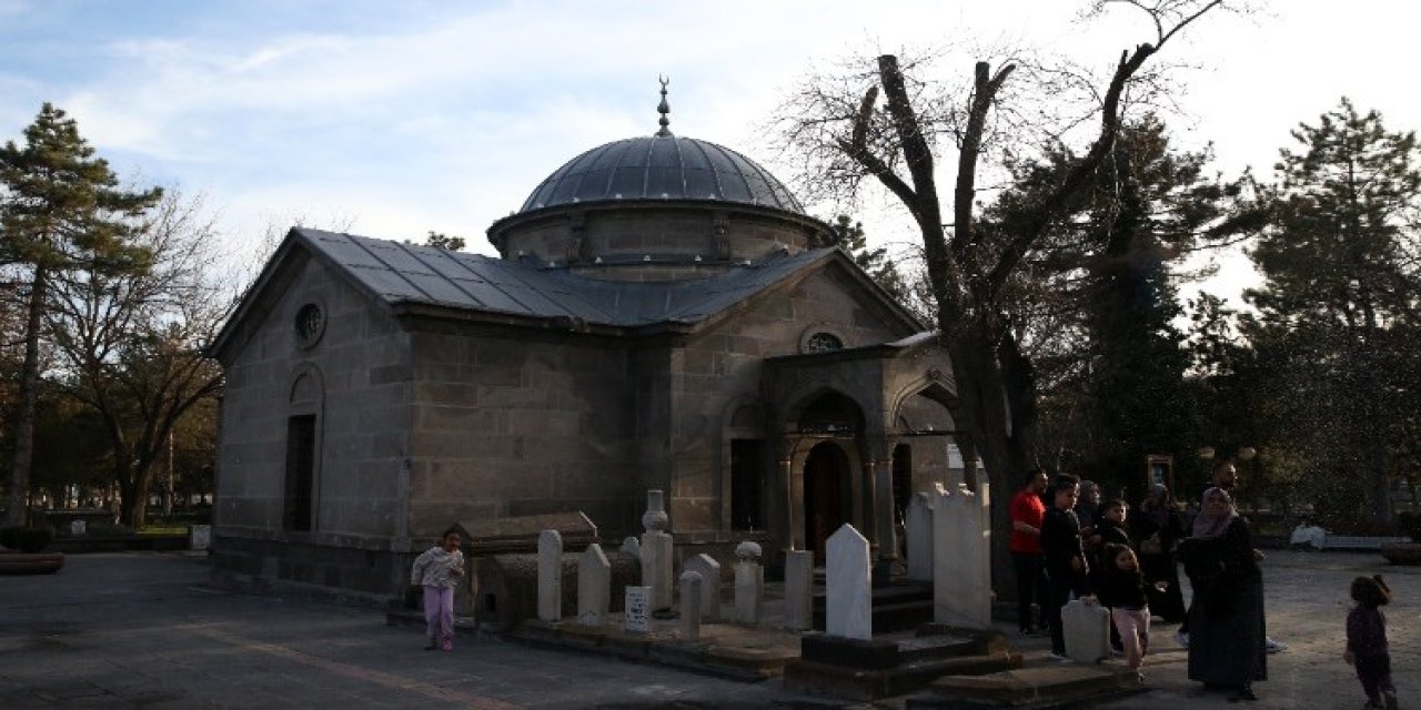 Oruçlarını Mevlana'nın hocasının ocağında açıyorlar