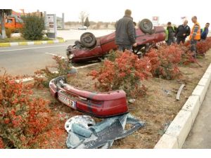 Hızını Alamadı, Orta Refüje Çarparak Takla Attı