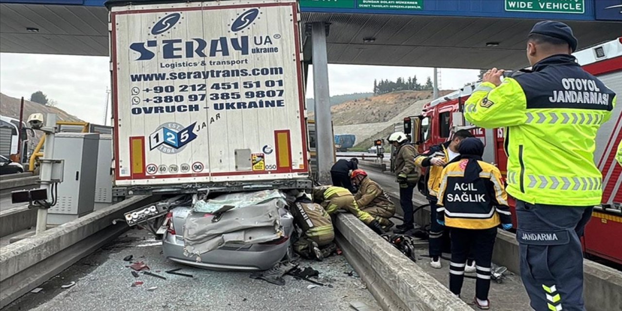 Kuzey Marmara Otoyolu'nda otomobil gişelerdeki tıra çarptı