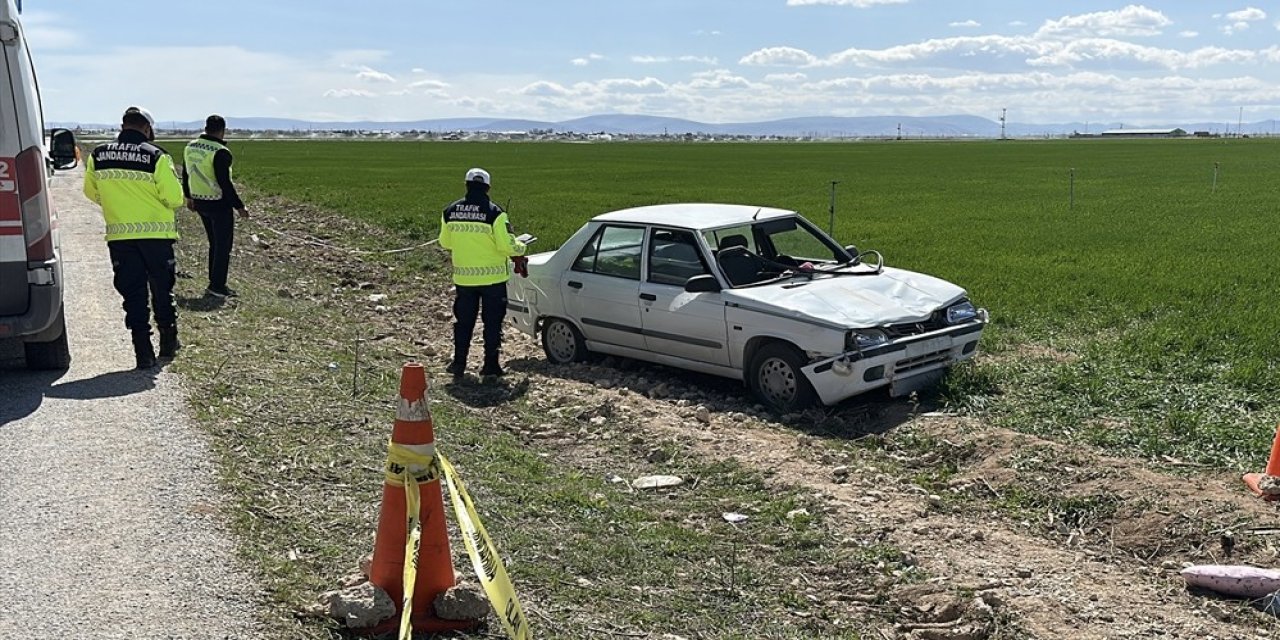 Otomobil yayalara çarptı, 1 kişi yaşamını yitirdi