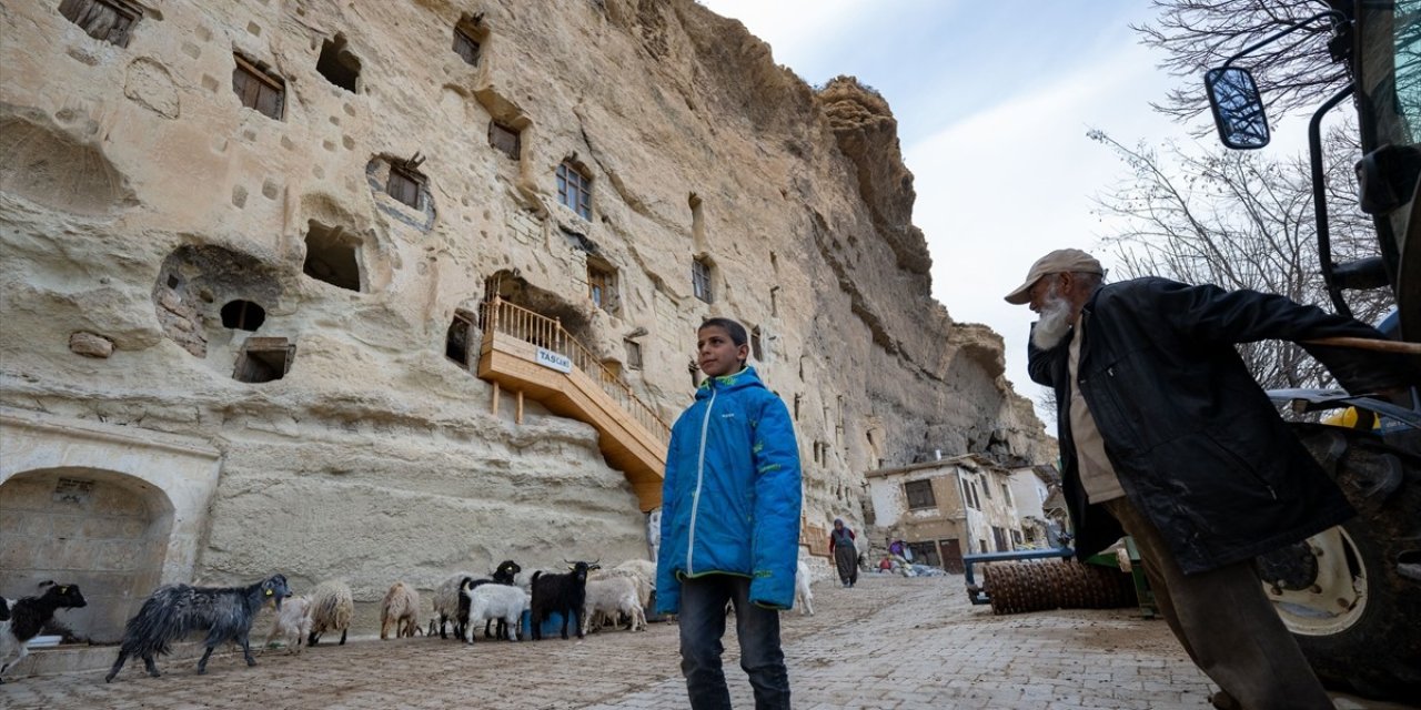 Taşkale'nin tahıl ambarları turistlerin uğrak noktası