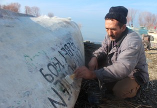 Balıkçılar kayıklarını tamir ediyor