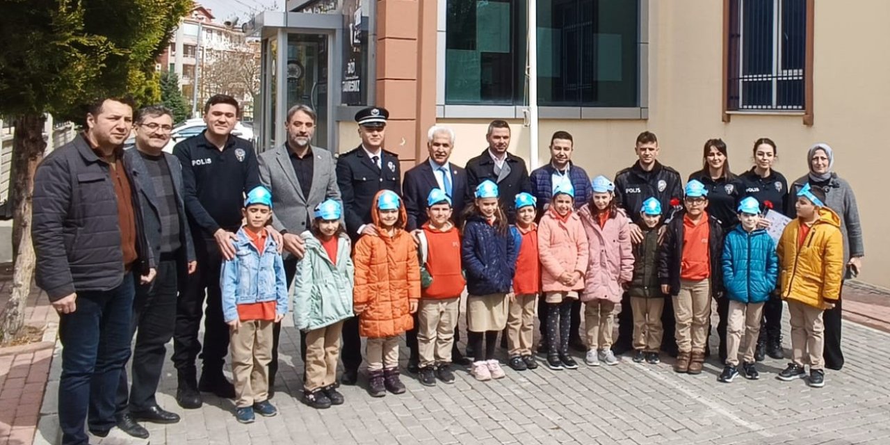 Öğrencilerden polislere sürpriz ziyaret