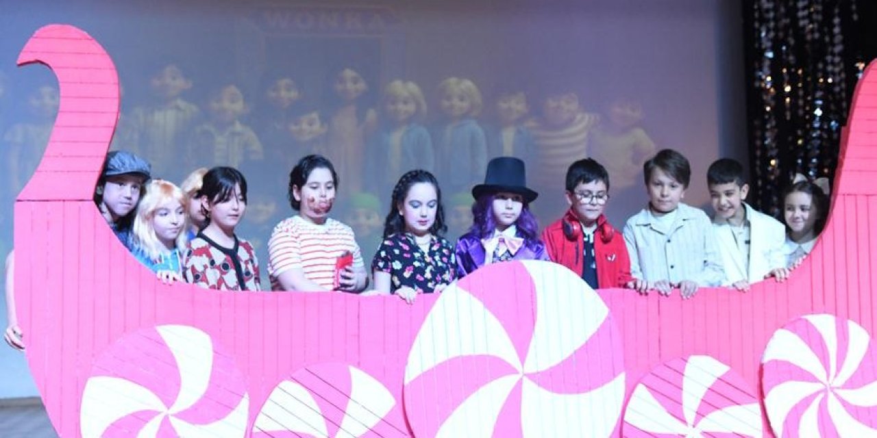 Yöntem öğrencilerinden İngilizce tiyatro