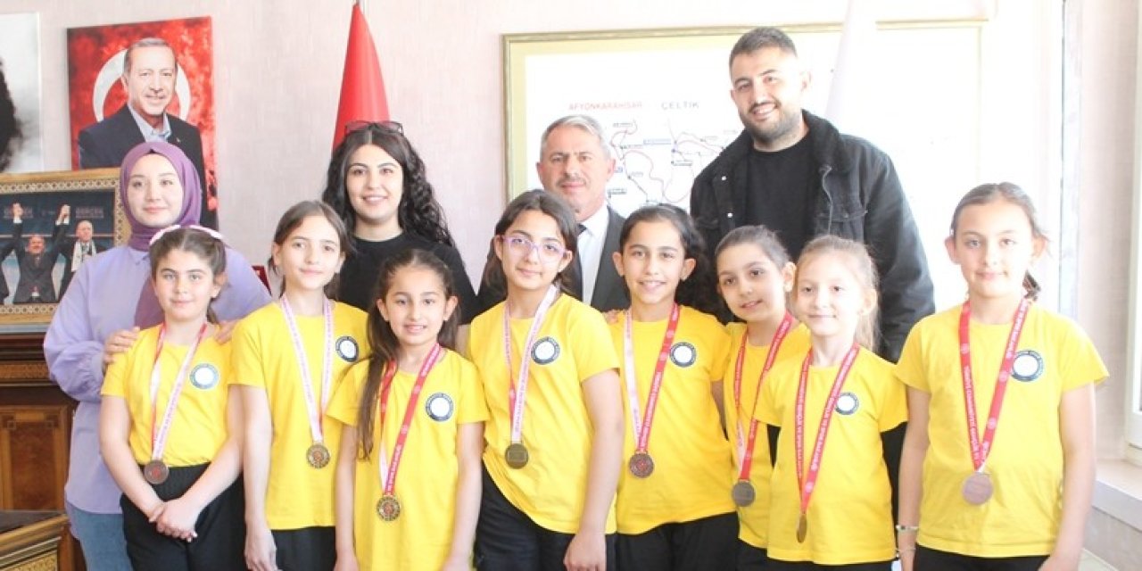 Yunak'ta başarılı sporcular ödüllendirildi