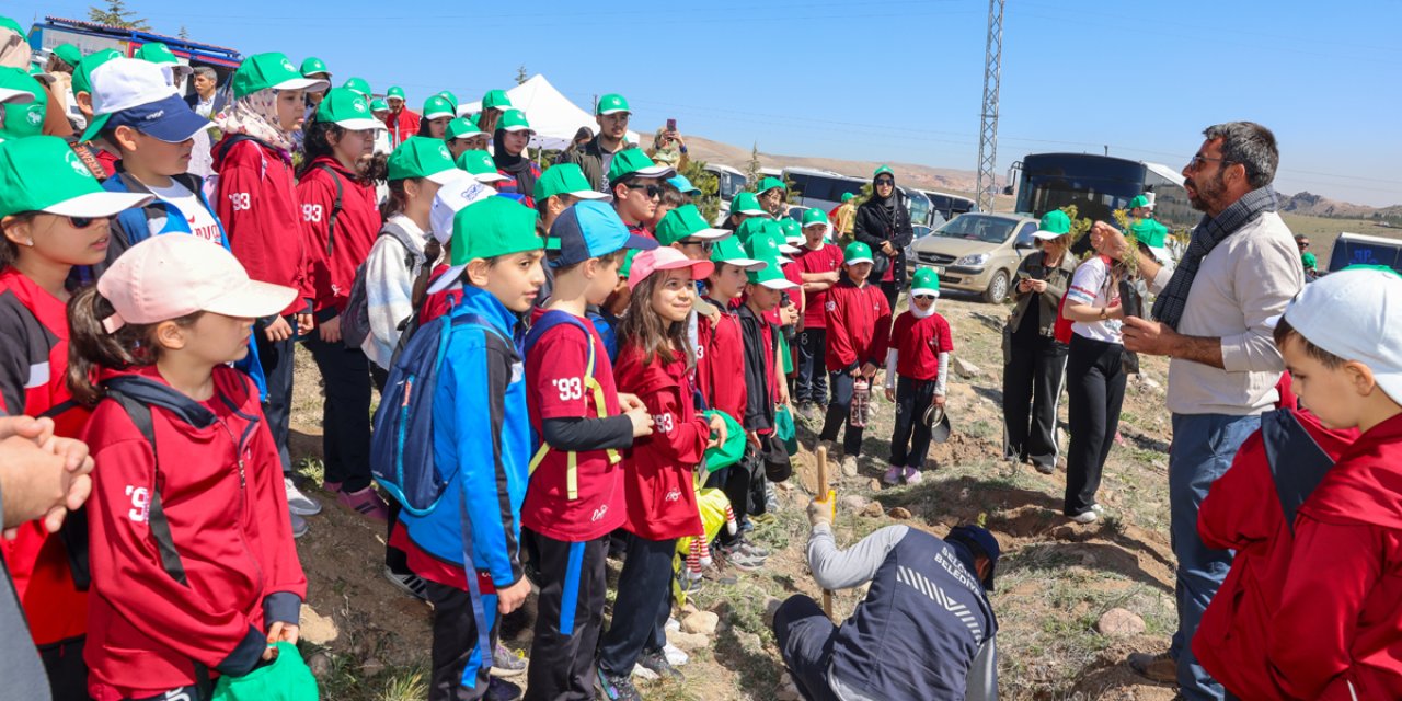 Selçuklu'da gönüllüler fidanları toprakla buluşturdu