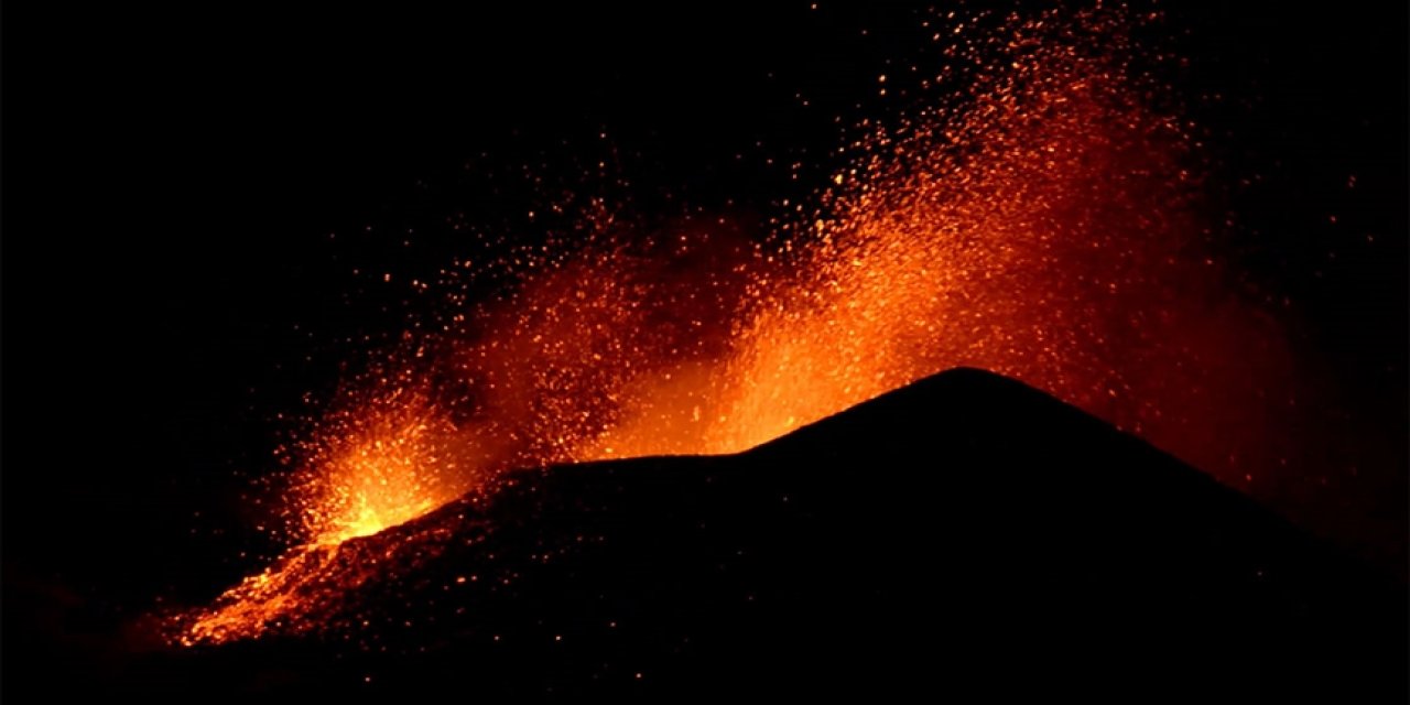 İtalya'da Etna Yanardağı güçlü şekilde kül ve lav püskürttü