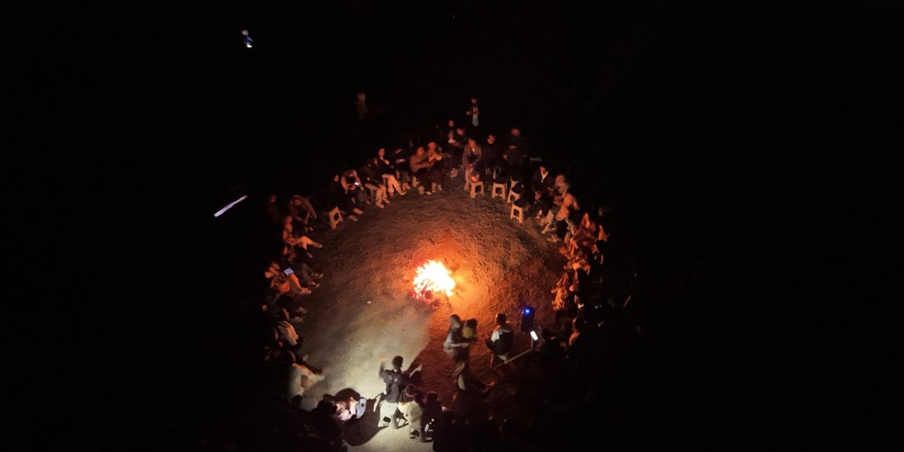 Karapınar'da öğrenciler kamp ateşi yaktı