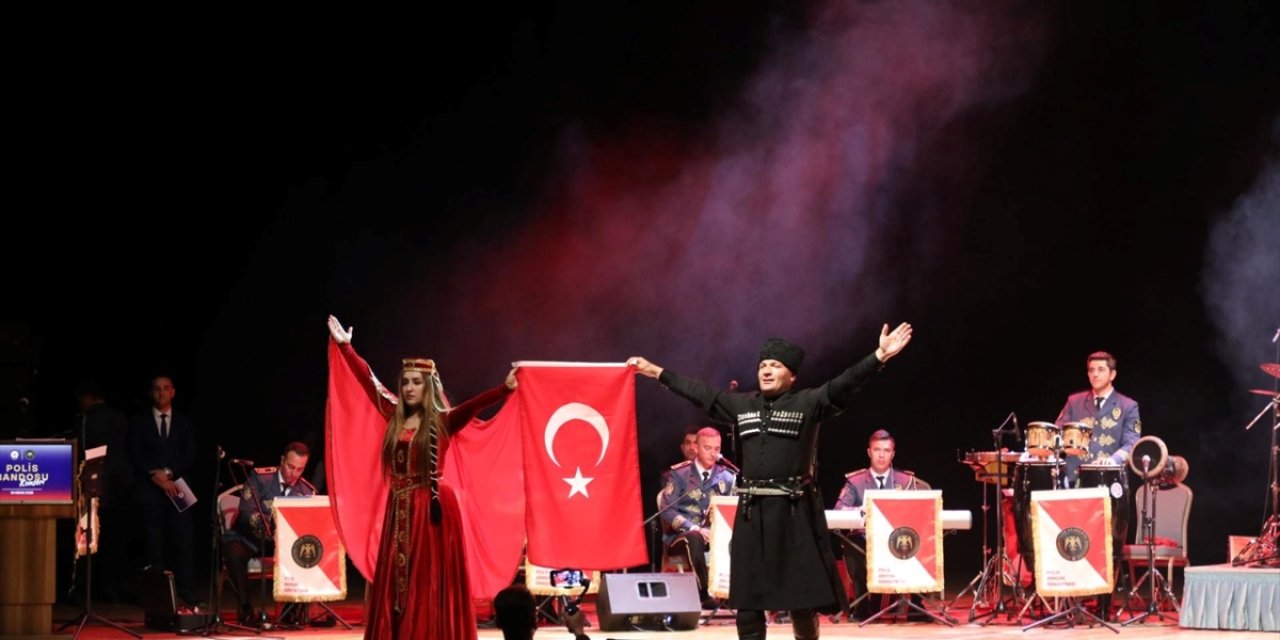 Polis Akademisi Bandosu Konya'da konser verdi