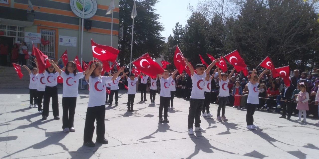 Öğrencilerden 23 Nisan'da renkli gösteri