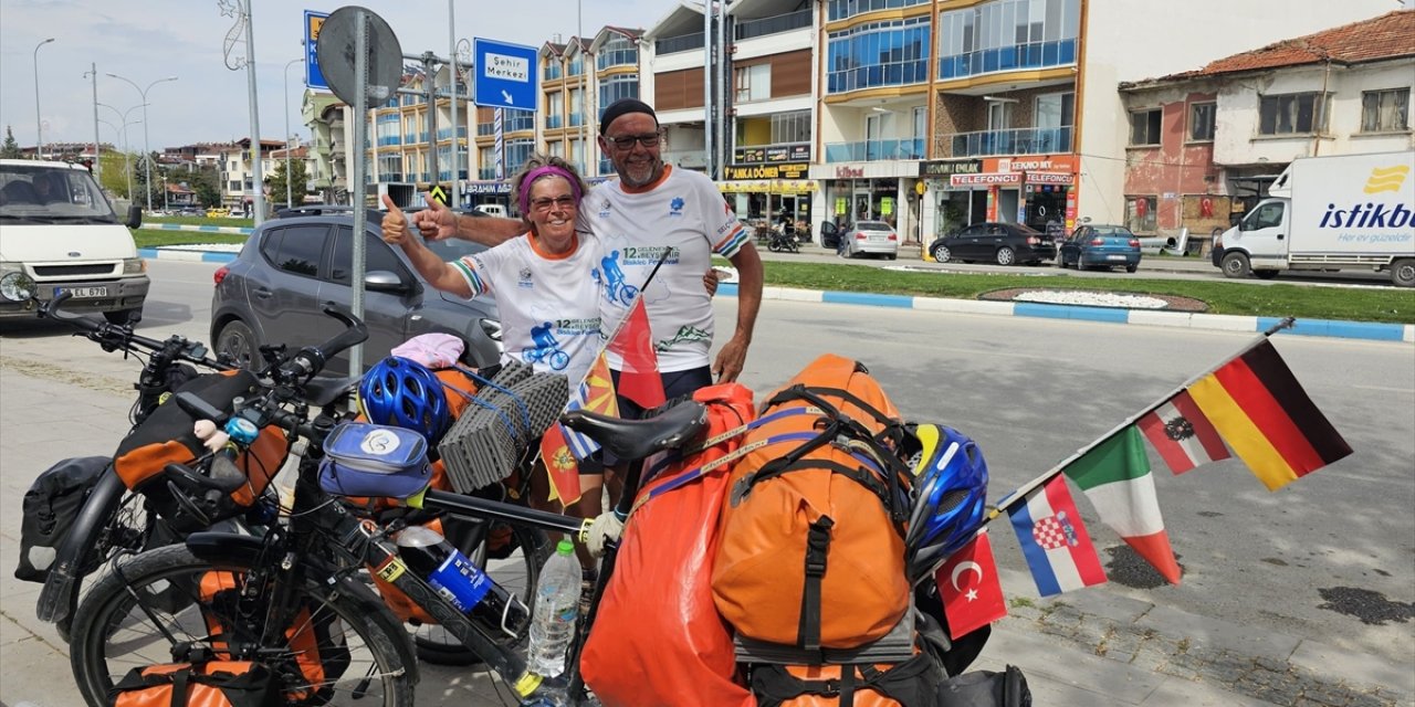 Bisikletli Alman çift Beyşehir'de mola verdi
