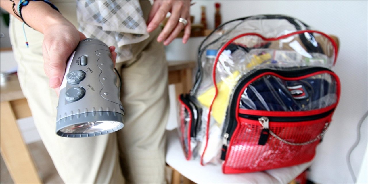 İstanbul'daki depremlerin ardından deprem çantası, çadır, powerbank ve yağmurluk satışları katlandı