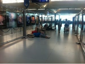 Uçağı Sergi Salonunda Uyuyarak Bekliyorlar