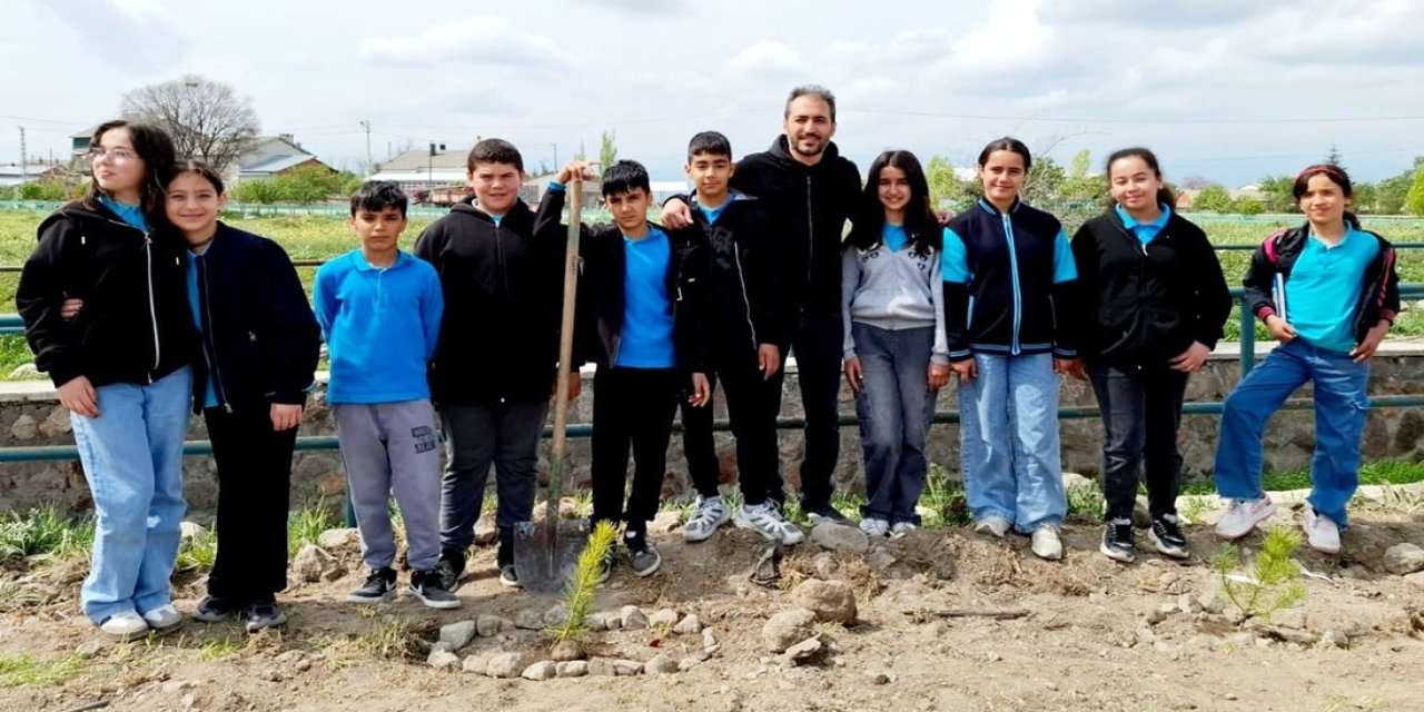 Seydişehir'de öğrenciler fidanları toprakla buluşturdu