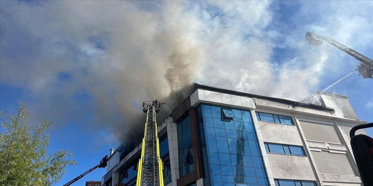 Esenyurt'ta tekstil fabrikasının çatısında çıkan yangın söndürüldü