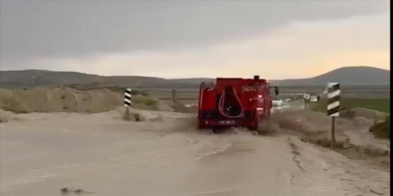 Ankara'da itfaiye aracının sel sularına kapılması görüntülendi