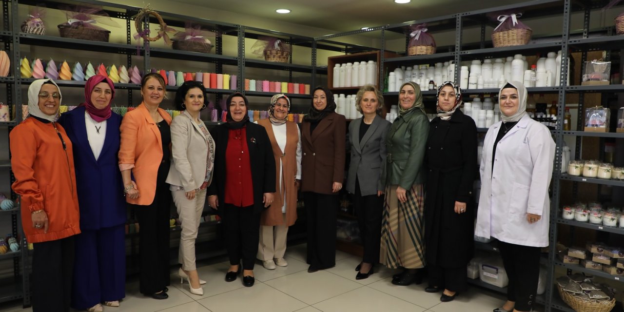 Konya protokolünün eşlerinden 'Atölye Karatay'a ziyaret