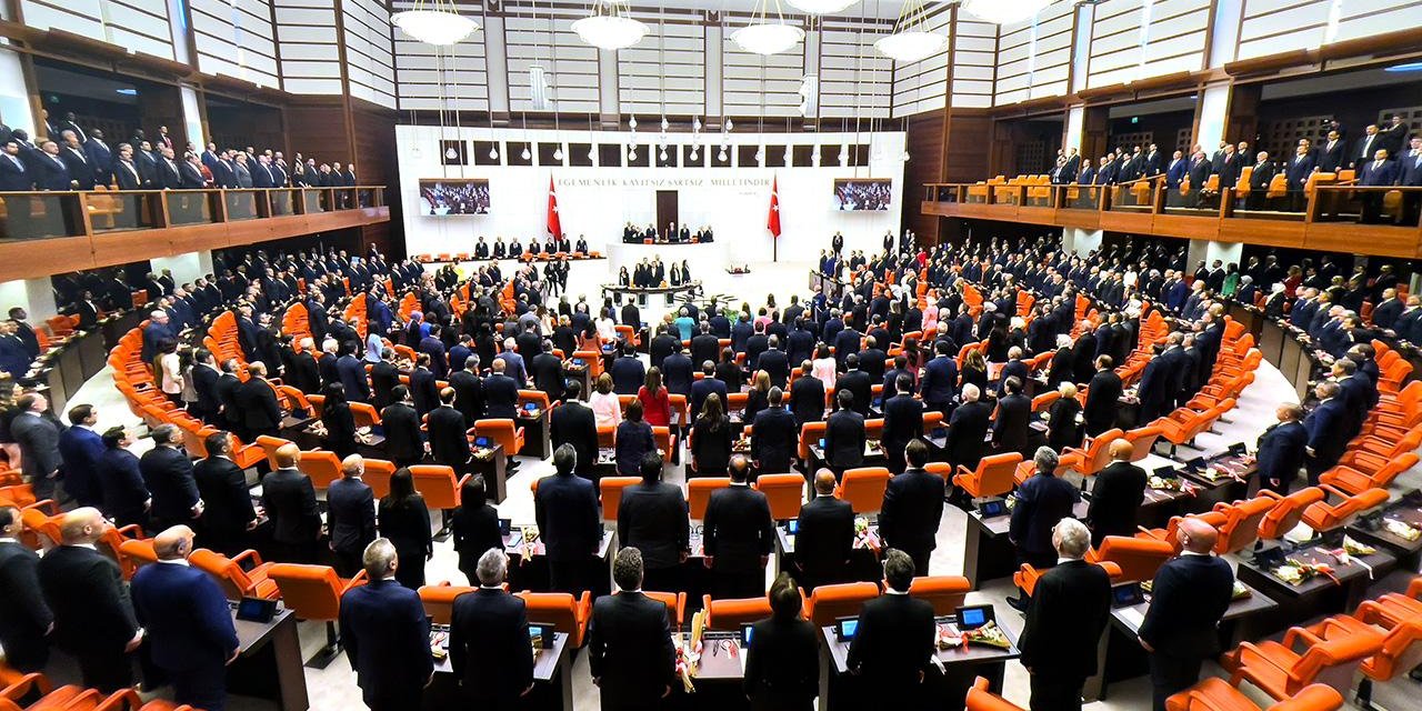 Mecliste milletvekili sayısı 592'ye düştü